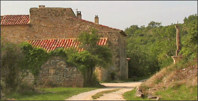 Vue arrière du  mas d'Issoire 